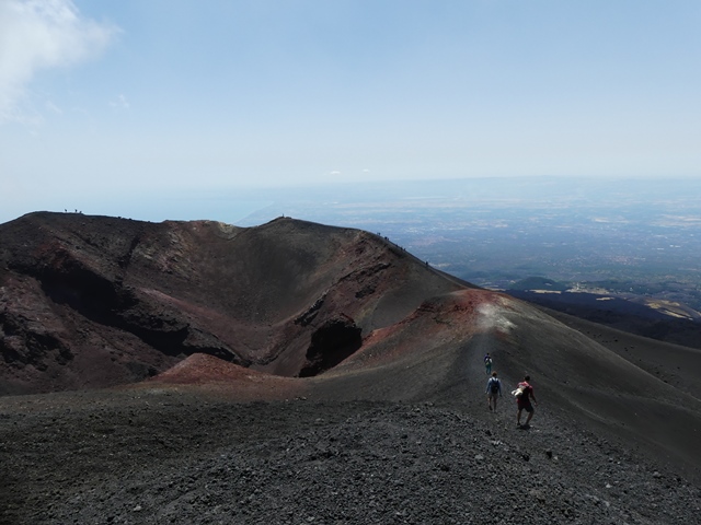 Jeden z mnoha kráterů 3050 m.n.m.